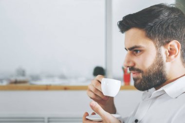 İş adamı kahve içiyor. 