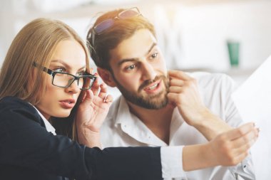 Evrak işi beyaz iş adamları 