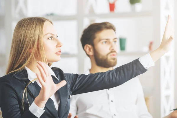 Enfocado hombre y mujer europeos — Foto de Stock