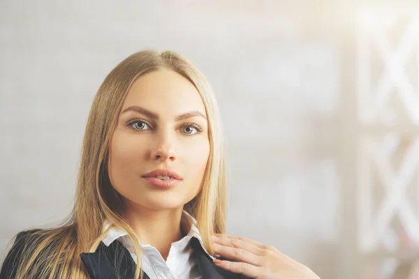 Ritratto concentrato di donna d'affari — Foto Stock