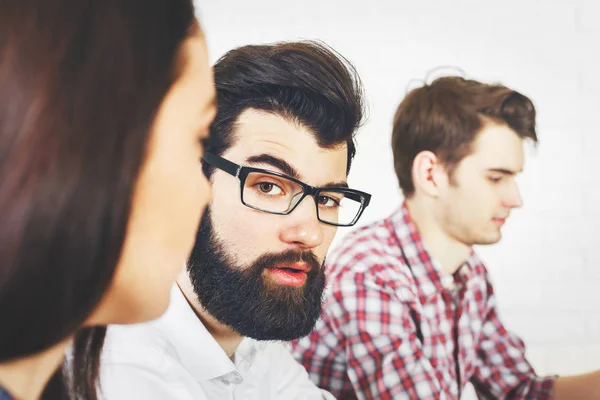 Retrato secundario de empresarios atractivos. Concepto de trabajo en equipo — Foto de Stock