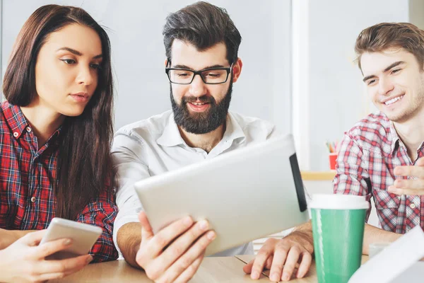 Neşeli kadın ve erkek birlikte çalışma 