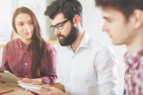 Vita människor använda surfplatta i office — Stockfoto