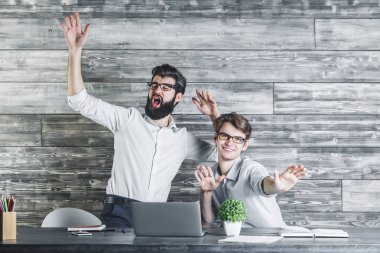 İki beyaz işadamları başarı kutluyor 