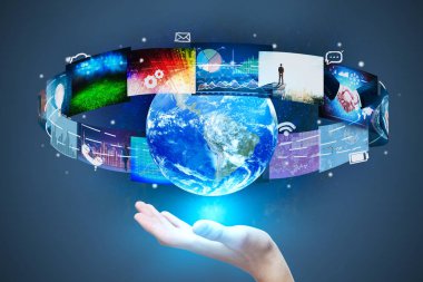 Küre mavi arka plan soyut medya arayüzü ile tutan el. Gelecekteki kavramı. 3D render 