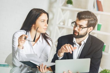 Beyaz adam ve proje üzerinde çalışan kadın 