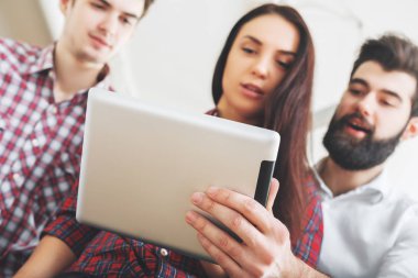 Çekici insanlar tablet kullanma 