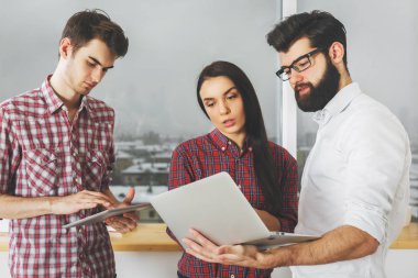 Dizüstü bilgisayar kullanan beyaz kişiler 