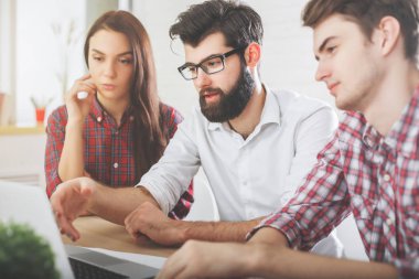 Beyaz grup dizüstü bilgisayar kullanarak 