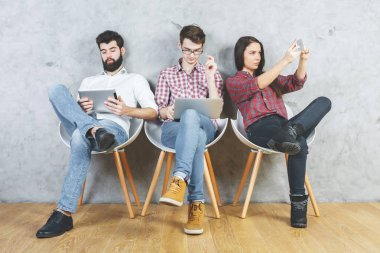 Genç yetişkinler elektronik araçları kullanma 