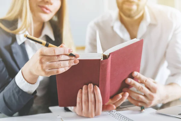 Hombre y mujer leyendo libro — Foto de Stock