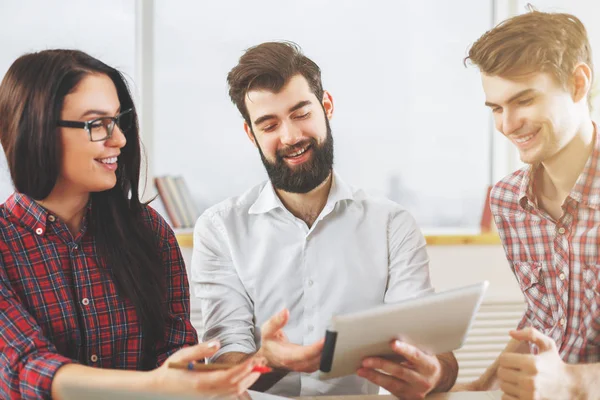 Lächelnde Frau und Mann arbeiten zusammen — Stockfoto