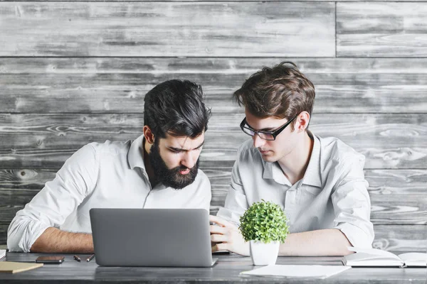 Beyaz erkekler dizüstü bilgisayar kullanarak 