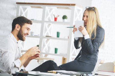 Neşeli adam ve proje üzerinde çalışan kadın 