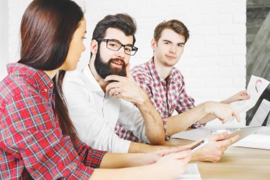 Düşünceli kadın ve erkek birlikte çalışma 