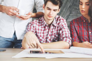 Beyaz kadın ve erkek birlikte çalışma 