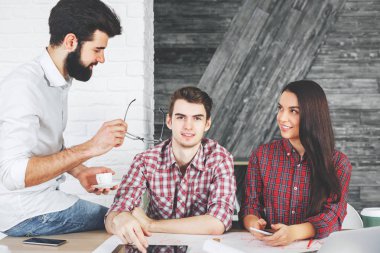 Beyaz kadın ve erkek birlikte çalışma 