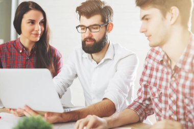 Dizüstü bilgisayar kullanarak Avrupa grubu 