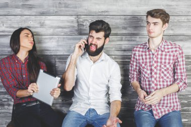 Beyaz yetişkin elektronik araçları kullanma 