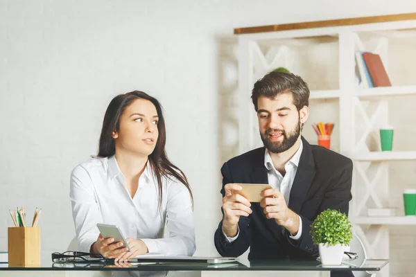 Hombre de negocios blanco y mujer usando teléfono inteligente — Foto de Stock