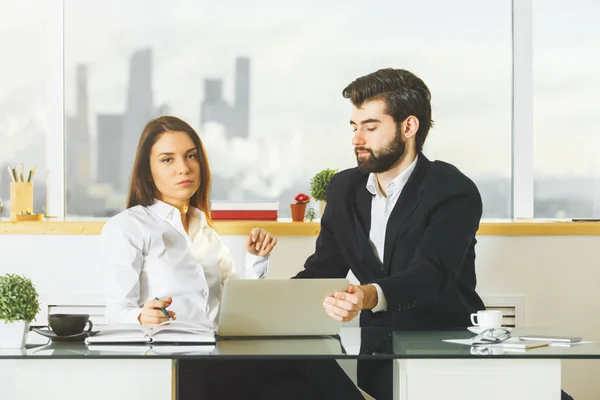 Hombre y mujer enfocados trabajando juntos — Foto de Stock