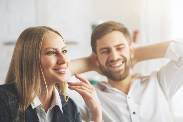 Homme et femme européens souriants — Photo