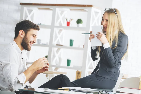 Neşeli adam ve proje üzerinde çalışan kadın 