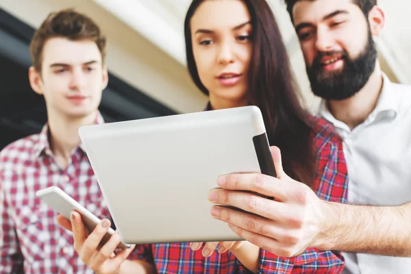 Tablet ve akıllı telefon kullanan çekici kişiler 