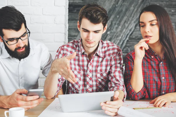 Femme et homme concentrés travaillant ensemble — Photo