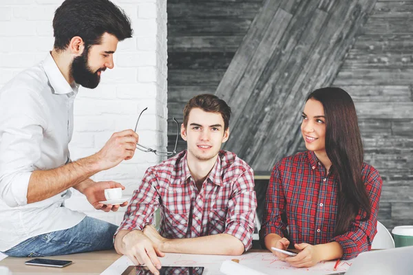 Beyaz kadın ve erkek birlikte çalışma 