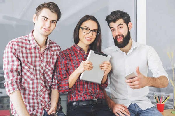 Europäer mit Tablet und Smartphone — Stockfoto