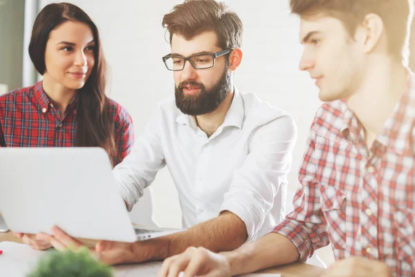 Dizüstü bilgisayar kullanarak Avrupa grubu 