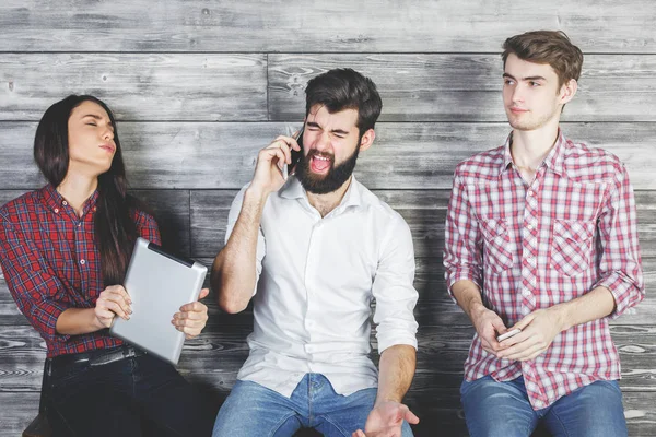 Beyaz yetişkin elektronik araçları kullanma 