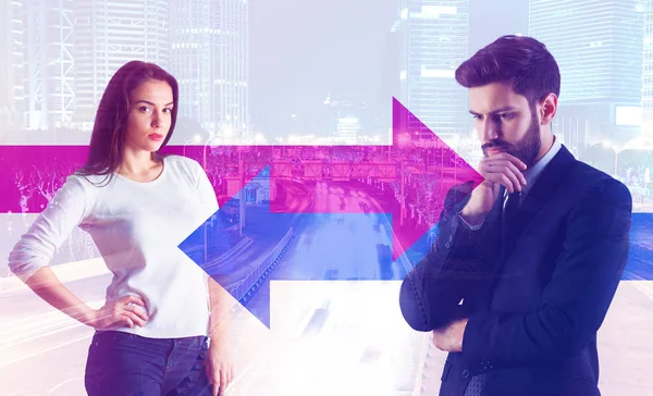 Avrupa Genç İşadamları okları soyut şehir zemin üzerine. Yön kavramı. Çift pozlama 