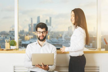 Dizüstü bilgisayar kullanan çekici kişiler 