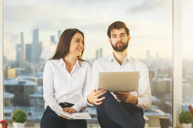 Beyaz insanlar birlikte çalışma 