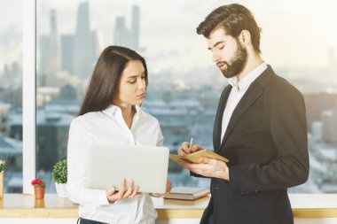 Çekici insanların birlikte çalışma 