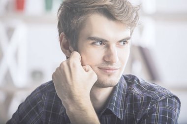 Gülümseyen adam portresi