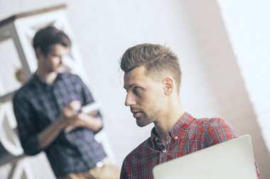 İşyerinde düşünceli adam