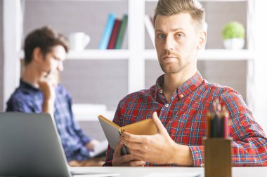 Adam sarmal Not Defteri ile