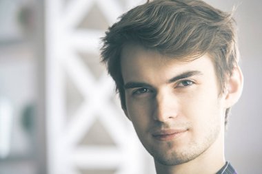 Genç işadamı konsantre