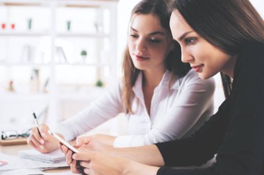 Evrak işi smartphone, kullanarak kadınlar