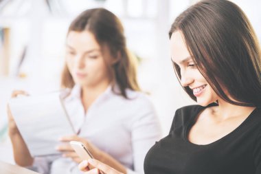 Not defteri ve smartphone ile kadın