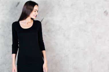 Beton zemin üzerine çekici kadın