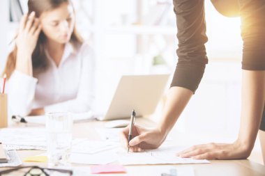 Evrak işlerini yapıyor ve dizüstü bilgisayar kullanarak eller