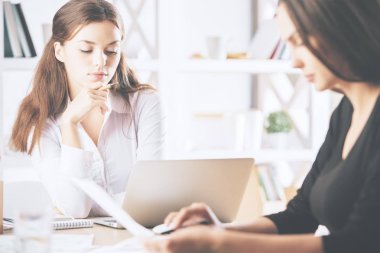 Evrak işi güzel kadınlar