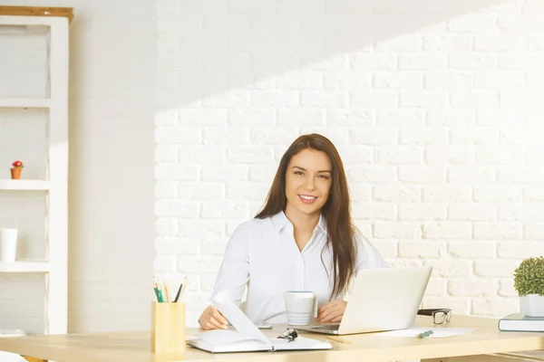 Portrét atraktivní usměvavá mladá žena pracující na projektu v moderní kanceláři s slunečního světla. Koncepce práce — Stock fotografie
