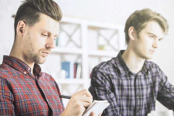 Homens fazendo papelada no escritório — Fotografia de Stock