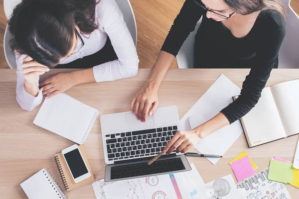 Projede çalışan kadın