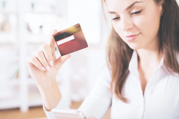 Jonge zakenvrouw bedrijf creditcard — Stockfoto